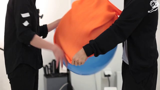 花に見えて、実は服でしかないという事実 / ISSEY MIYAKE「PLEATS PLEASE FLOWERS」 メインシーン