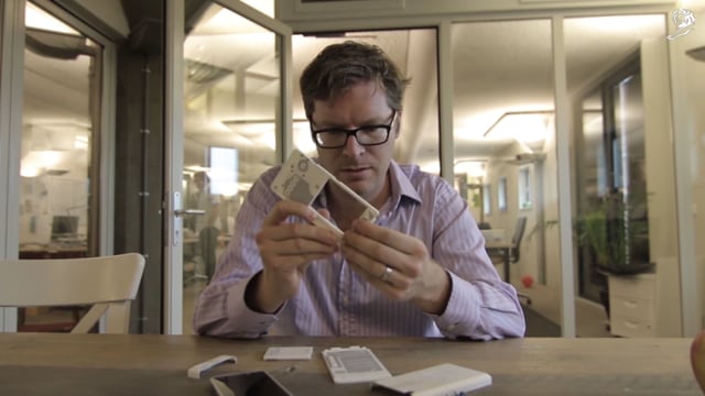 スマホの中身を、カフェのテーブルに出したくなる / FAIRPHONE「THE WORLD'S FIRST MODULAR SMARTPHONE」 メインシーン