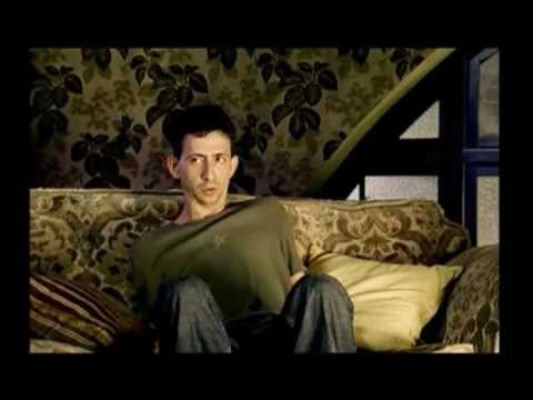 ソファが追いかけてくる / Reebok「Escape The Sofa」 メインシーン