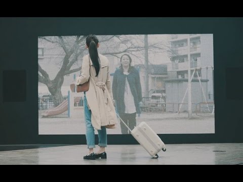 駅に降りた瞬間、スマホが震えて涙が溢れた / au「SYNC YELL 〜上京した瞬間に、地元からのサプライズエール〜」 メインシーン