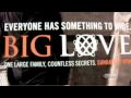 壁の中の人間に、ヘッドホンを挿した。 / HBO「Big Love: Wall of Secrets」 シーン 2