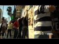 壁の中の人間に、ヘッドホンを挿した。 / HBO「Big Love: Wall of Secrets」 シーン 3