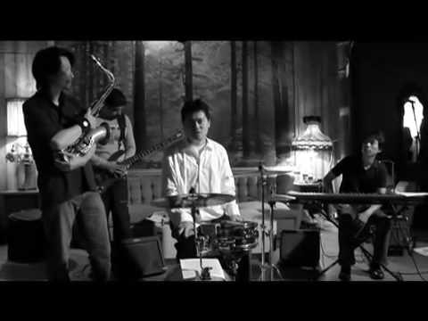 音楽が路上から始まる、逆転の発想 / NYC & Company + Warner Brothers「Oasis Dig Out Your Soul In The Streets」 メインシーン