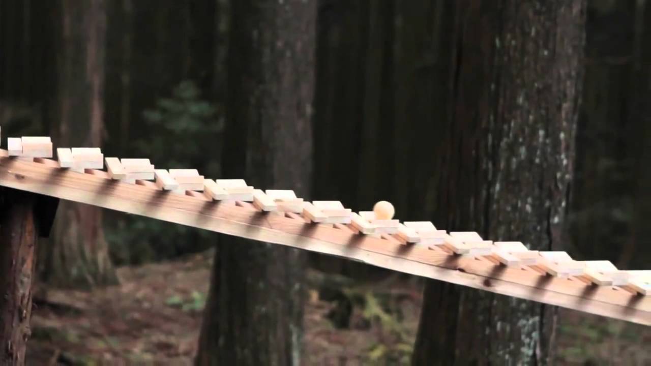 木の球が転がるだけで、世界が息をのんだ / NTT DOCOMO「XYLOPHONE」 メインシーン