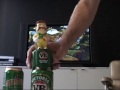 ビールを買うと、喋る元クリケット選手が家に届く シーン 3