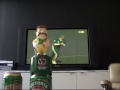 ビールを買うと、喋る元クリケット選手が家に届く シーン 4