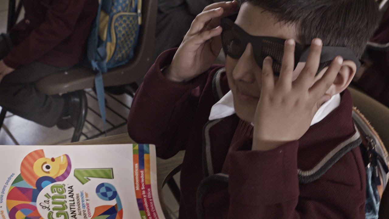 教科書に挟まれた2mmの穴が、子どもたちの未来を変える / Save the Children & Santillana「Paper Glasses」 メインシーン