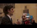 ガラスの箱に、会社員を閉じ込めた / Apple TV+「Severance Grand Central Activation」 シーン 4