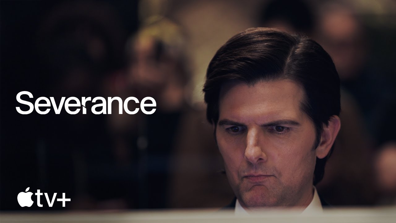 ガラスの箱に、会社員を閉じ込めた / Apple TV+「Severance Grand Central Activation」 メインシーン