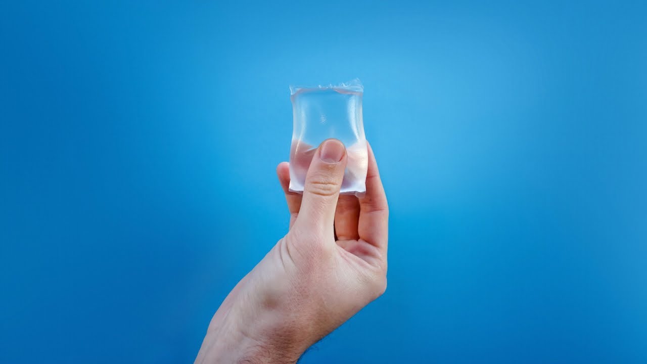 消えるロゴと、消えるパッケージ / Notpla「Making Packaging Disappear」 メインシーン
