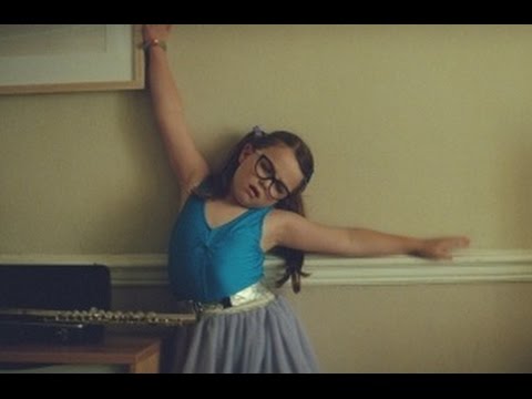 ぽっちゃりメガネの女の子が、すべてを変えた / John Lewis「Tiny Dancer」 メインシーン