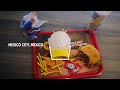 フライドポテトの箱を見るたび、もう戻れなくなるクマ / HEINZ「LOOK FAMILIAR?」 シーン 2