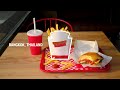 フライドポテトの箱を見るたび、もう戻れなくなるクマ / HEINZ「LOOK FAMILIAR?」 シーン 3