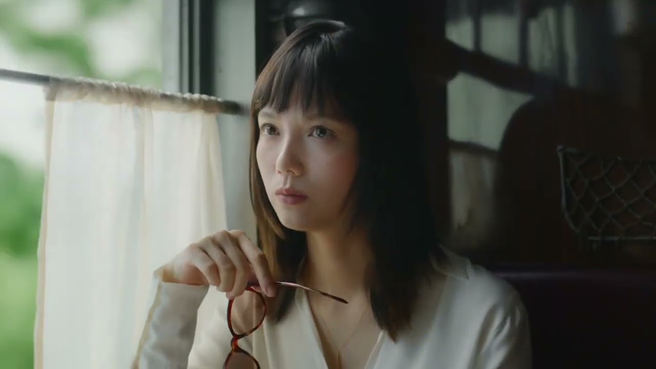物語の力が作用する瞬間を、列車の中で / 富士フイルム「アスタリフト」 メインシーン