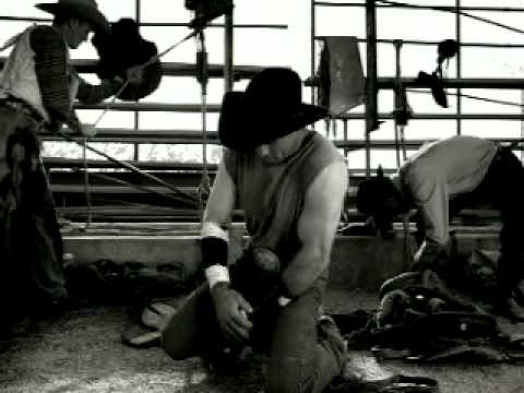 2000年、タイトルだけで語りかけてくる / NIKE「BEAUTIFUL」 メインシーン