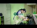 母がテクノで野菜を刻む理由 / Spotify「キミの新しい音楽:母のテクノ編」 シーン 4