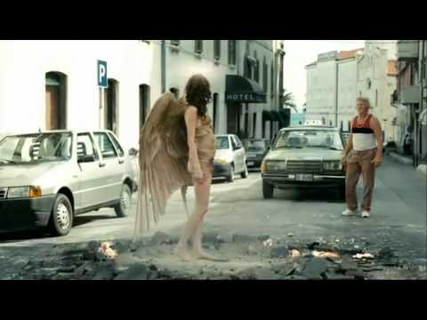 「天使」を落とす、という最大級の主張 / AXE「Even Angels Will Fall」 メインシーン