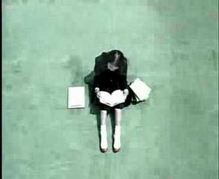 物語はこれからなのに / H&I 意見広告「屋上の少女」 メインシーン