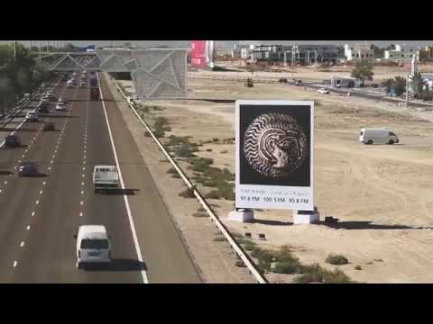 砂漠のハイウェイを、世界初のギャラリーに変えた / Louvre Abu Dhabi「Highway Gallery」 メインシーン