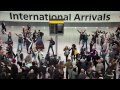 空港で待っていたのは、300人の歌声だった / T-Mobile「Welcome Home」 シーン 4