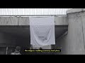 白いカーテンに、拒絶された告発を印刷する / KLOOP「KOSHOGO」 シーン 3