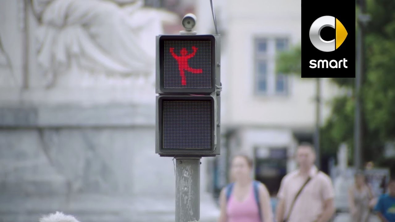 信号待ちが、エンタメになった / smart「The Dancing Traffic Light」 メインシーン