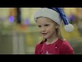 ただのライブカメラに175人。走ったぶんだけ、奇跡。/ WestJet「Christmas Miracle: Real-time Giving」 シーン 2
